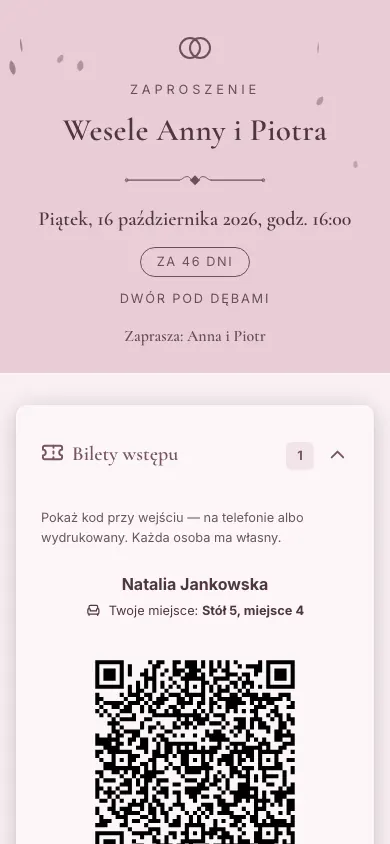 Zaproszenie na telefonie w palecie różu pudrowego: tytuł wesela, termin, miejsce, a pod spodem bilet wstępu z kodem QR i przypisanym miejscem przy stole.